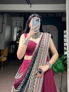 Ensemble Lehenga et Choli en Rayonne Bleu Marine pour Femme avec Dentelle Miroir Embossée, Dupatta Imprimé Vert Longueur Ras du Sol, Protection Solaire - Product Image 2