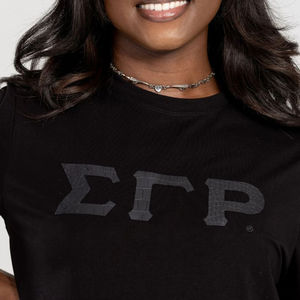 เสื้อยืดหนังงูสีดำพิมพ์ลายตัวอักษรสีดำ SGRho สำหรับผู้หญิง ผ้าฝ้าย 100% เสื้อผ้าชมรมพี่น้อง สัญลักษณ์ชีวิตกรีก แฟชั่นความภาคภูมิใจ ความเป็นเอกลักษณ์ - Product Image 4