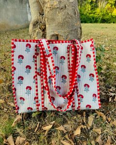 Bolso Tote Acolchado a Rayas Rosas |   Bolso de Mano de Algodón con Estampado Floral |   Bolso de Hombro Estético y Bonito - Product Image 2