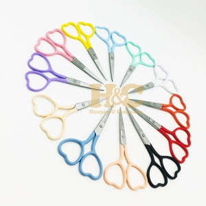 Nouvelles mini-ciseaux à cuticules en céramique et acier inoxydable à lame droite et manche en forme de cœur pour bébés droitiers, durables - Product Image 4