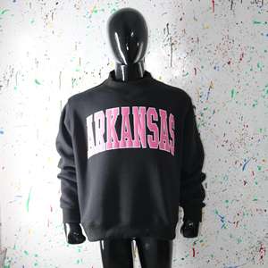Sudadera de cuello alto ARKANSAS BLACK 100% ROSA con apliques bordados, sudadera de cuello ancho con hilos finos. - Product Image 2