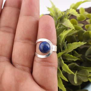 Anillo elegante, clásico y moderno con piedra preciosa de lapislázuli azul en plata de ley 925 para mujeres y niñas. - Product Image 1