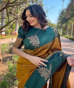 Sari tradicional indio de seda verde y dorado estilo Banarasi con borde estampado para bodas, sari largo hasta el suelo para mujer - Product Image 2