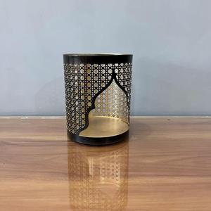 Porte-bougie en fer noir au design artisanal avec arche pour la décoration de la maison - Product Image 4