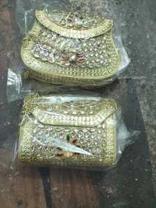 Pochette de luxe en nacre naturelle avec chaîne métallique amovible et finition artisanale élégante - Product Image 6