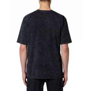 เสื้อยืดคอกลมแขนสั้นผู้ชาย สีดำฟอกกรด ผ้าฝ้าย ทรงปกติ สีพื้น ผ้าเจอร์ซีย์ถัก สไตล์ลำลอง - Product Image 2