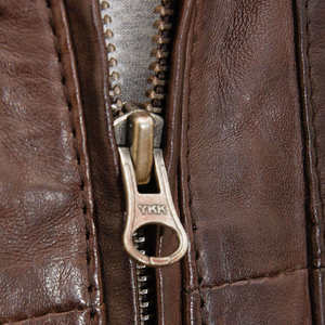 แจ็คเก็ตหนังผู้ชายดีไซน์ทันสมัย แบรนด์ดัง โลโก้สั่งทำได้ แขนยาว คอตั้ง คุณภาพสูง สวมใส่สบาย กันน้ำ เหมาะสำหรับฤดูหนาว - Product Image 4