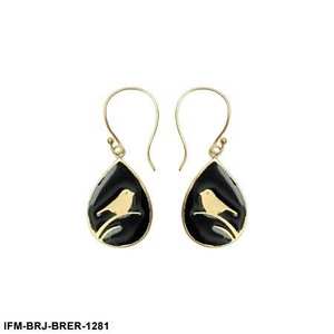 Pendientes artesanales de latón en forma de lágrima con siluetas de pájaros dorados sobre esmalte negro con revestimiento protector resistente al deslustre. - Product Image 5