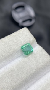 Émeraude naturelle certifiée du Zambie, taille carrée, avec un bel éclat, pierre précieuse en vrac pour la création de bijoux, 1,28 carat - Product Image 4