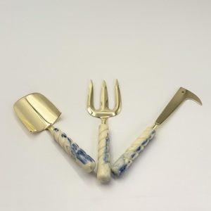 Kit de jardinage robuste : pelle à main, pelle de transplantation, cultivateur, râteau à main et fourche à plantes avec manche en résine, provenant d'Inde - Product Image 3
