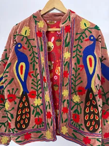 Chaqueta de terciopelo rosa premium con bordado de pavo real, abrigo artesanal bohemio con arte floral Suzani, ropa exterior femenina de inspiración vintage. - Product Image 4