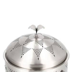 Plat de service élégant en acier inoxydable avec couvercle perforé et support en forme de cœur pour buffets, traiteurs et réceptions à domicile - Product Image 6