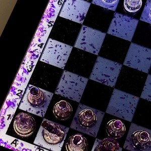 Jeu d'échecs de luxe en résine fait main avec plateau décoratif artistique pour la décoration intérieure et le design sportif - Product Image 1