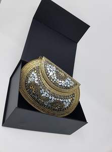 Bolso de mano de lujo con paneles geométricos de nácar, detalles de perlas y cristales, y marco en tono dorado. - Product Image 4