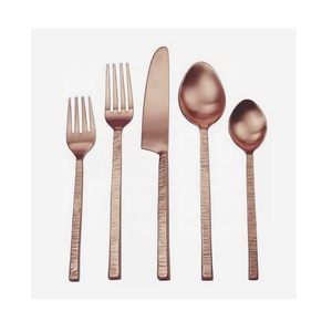 Nouvel ensemble de couverts en acier inoxydable rose doré, design élégant, avec manche au fini brut, comprenant cuillère, couteau et fourchette - Product Image 1