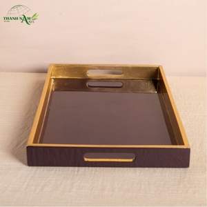 Plateau de service artisanal en bambou laqué, écologique, durable et adapté aux aliments, avec finition dorée - Product Image 3