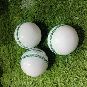 Balles de cricket blanches de qualité supérieure avec surpiqûres vertes, quatre balles en cuir blanc de qualité supérieure, balles de cricket avec coutures de qualité supérieure - Product Image 4
