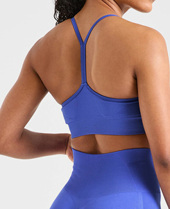 Ensemble 2 pièces sportif tricoté bleu uni sans coutures pour femme, avec soutien-gorge dos nu et short taille haute au-dessus du genou, respirant, idéal printemps-été - Product Image 4