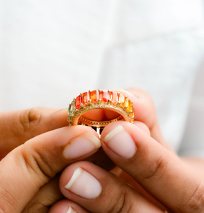 Anillo de Eternidad Completo Chroma Arch Rainbow de Oro Amarillo de 18K con Zafiros Naturales Multicolor Corte Baguette - Product Image 5