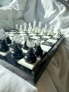 Jeu d'échecs de luxe artisanal en résine noire et blanche, décoration d'intérieur, style artistique, collection d'objets décoratifs - Product Image 5