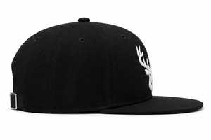 Casquette noire à fermeture snapback avec broderie 3D tête de cerf blanche sur le panneau avant, style streetwear unisexe, en toile. - Product Image 3