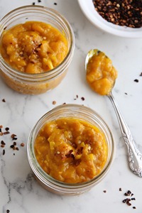 La chutney de mangue est un condiment savoureux à base de mangues mûres, mélangé avec du sucre, du vinaigre et des épices aromatiques comme le gingembre. - Product Image 3
