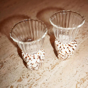 Tasse en coquillage artisanale en coquille de conque naturelle avec insert en verre, vaisselle décorative pour cocktails, jus, bar, cadeau du Vietnam - Product Image 4