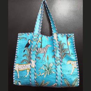 Sac fourre-tout en coton matelassé rouge, imprimé animaux de la jungle, sac à bandoulière, sac de plage réutilisable, sac de voyage, sac de shopping - Product Image 3