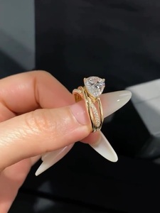 Bague en or rose 14 carats avec diamant de laboratoire certifié IGI, taille poire 2,00 carats, coupe East West, avec pierres latérales, pour femme, idéale pour fiançailles et anniversaire - Product Image 2