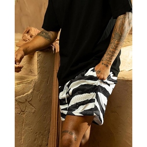 กางเกงขาสั้นกีฬาลายม้าลายสำหรับผู้ชาย ผ้าตาข่าย พิมพ์ลายกราฟิกแบบระเหิด น้ำหนักเบา ระบายอากาศได้ดี เหมาะสำหรับเล่นบาสเก็ตบอล ออกกำลังกาย หรือใส่ลำลอง - Product Image 2