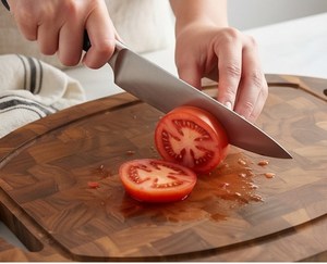 Planche à découper élégante en bois massif à grain ovale avec deux poignées et rainure pour les jus - Product Image 5