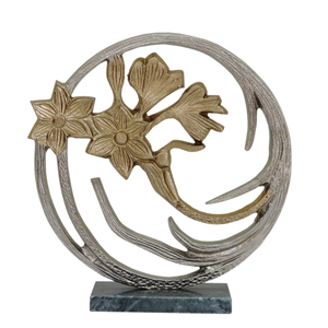 Sculpture circulaire moderne en aluminium argenté et doré en forme de fleur de Ginkgo sur socle en marbre - Décoration florale contemporaine pour table - Product Image 1