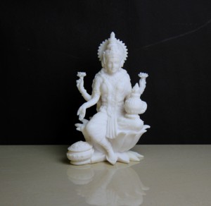 Estatua de la Diosa Lakshmi Blanca de Resina Hecha a Mano, Sentada sobre un Loto Tallado, Decoración Religiosa de Diseño Tradicional para Diwali - Product Image 6