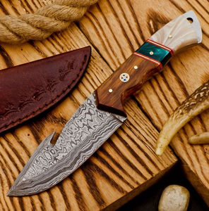 Couteau de chasse artisanal en acier Damas, lame à pointe tombante, manche en bois avec virole dorée et incrustation turquoise, à bas prix - Product Image 5
