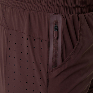 Shorts d'entraînement pour hommes, écologiques, à cordon de serrage, séchage rapide, double couche, fentes latérales, respirants, bordeaux, longueur genou, 2-en-1 - Product Image 4
