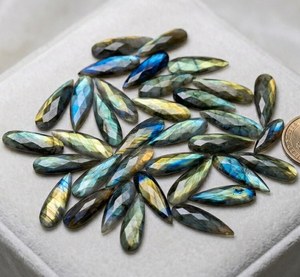 Pierre précieuse naturelle de labradorite multicolore à reflets bleus, taille poire facettée, coupe rose, dos plat pour la fabrication de bijoux - Product Image 1