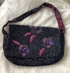 Bolso de Mano Negro Hecho a Mano con Cuentas, Bordado Floral Morado, Estilo Lujoso, Forma Personalizada, Ecológico, Ligero y Duradero - Product Image 1