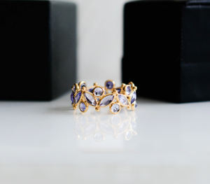 Tiara de Tanzanita Lavender Twilight: Anillo de banda llamativo de oro de 18 quilates con marquesa y circonitas redondas festoneadas - Product Image 3