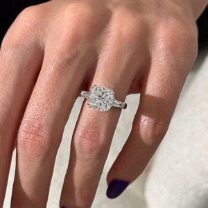 Bague de luxe à trois pierres en diamant de laboratoire E VVS2 taille coussin de 4 carats avec diamants baguette effilés, design classique à double griffe - Product Image 5