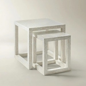 Elegante mesa auxiliar de nácar, fabricada en Vietnam por artesanos expertos, aporta un toque lujoso y artístico a cualquier espacio habitable. - Product Image 1