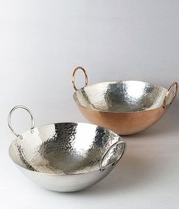 Bol décoratif traditionnel en laiton Urli avec poignées en forme de paon, bol Urli en laiton artisanal avec paons sculptés - Product Image 3