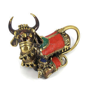 Statue artisanale en laiton de vache et veau en position assise, statue de Nandi assise - Product Image 4