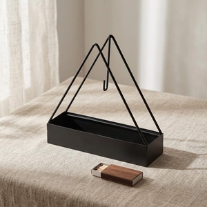 Quemador de Incienso Triangular Colgante de Metal de Estilo Moderno con Cenicero, Soporte Duradero de Hierro Negro para Espirales Antimosquitos para Uso en Exteriores y en el Hogar - Product Image 1