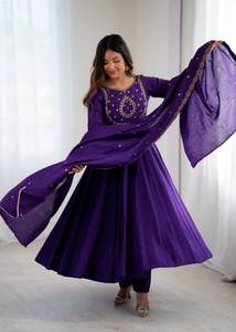 Traje de fiesta moderno ANARKALI con pantalón, dupatta, y corpiño de seda Chanderi con cuentas bordadas a mano. - Product Image 3