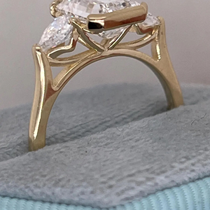 Bague de fiançailles à trois pierres en diamant de laboratoire taille émeraude, certifiée IGI, 3 carats E/VVS2, demi-sertie - Product Image 4