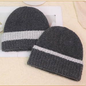 Gorro de Punto Unisex Gris a Rayas con Contraste de Color, Gorro de Invierno Cálido con Puño, Logotipo Personalizado - Product Image 2