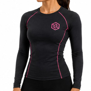 Camiseta Deportiva de Compresión para Mujer con Tejido de Alto Rendimiento, Propiedades de Absorción de Humedad y Diseño Atlético Cómodo - Product Image 1