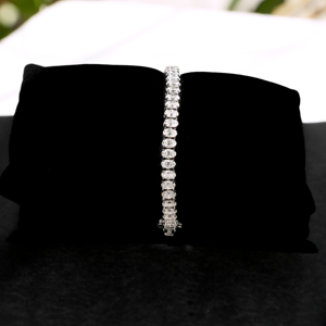 Élégant bracelet tennis en or blanc avec pierres ovales taille brillant transparentes, collection de bijoux de luxe pour femme, idéal pour mariage ou cadeau - Product Image 3