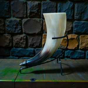 Corne à boire viking de luxe, finition artisanale haut de gamme, avec support métallique, en corne naturelle polie, capacité 500 ml, anti-fuite, la meilleure - Product Image 1