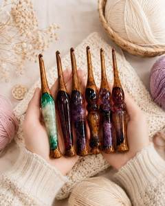 เข็มโครเชต์ทำมือ ดีไซน์ตามหลักสรีรศาสตร์ ทำจากไม้และเรซิ่น ปรับแต่งได้ สีสันสดใส ยาว 15 ซม. หนา 3 มม. ทนทาน เป็นมิตรกับสิ่งแวดล้อม - Product Image 1